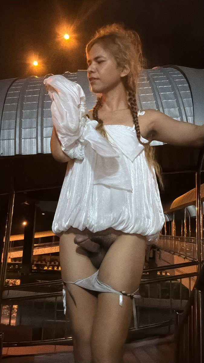 จะใส่กางเกงทำไม นี่มันบนสะพานลอยนะ