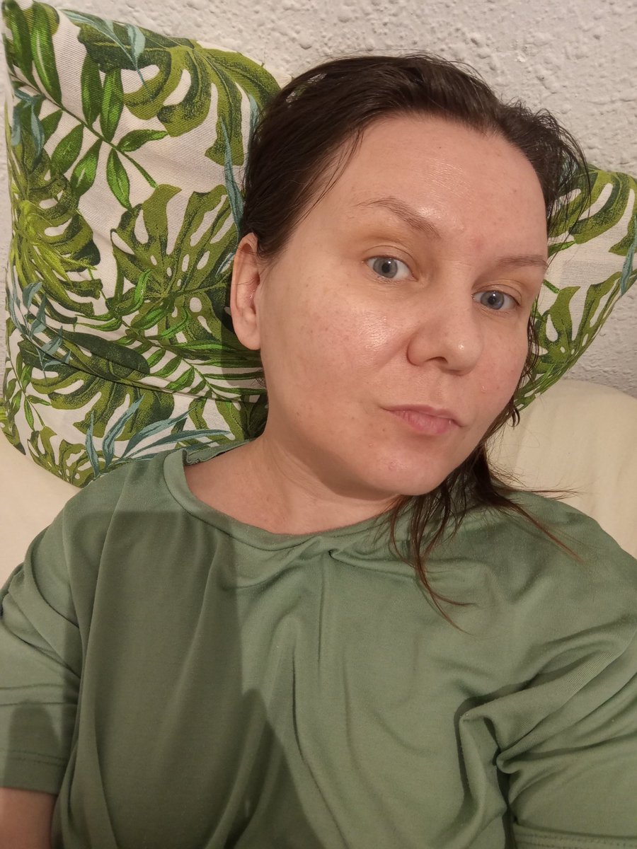 as_as's tweet photo. Получила смс на итальянском, на автомате ответила на испанском и немного охуела на русском. А вообще, с ВНЖ меня, venceremos 🫶 https://t.co/yBEG68lMpF