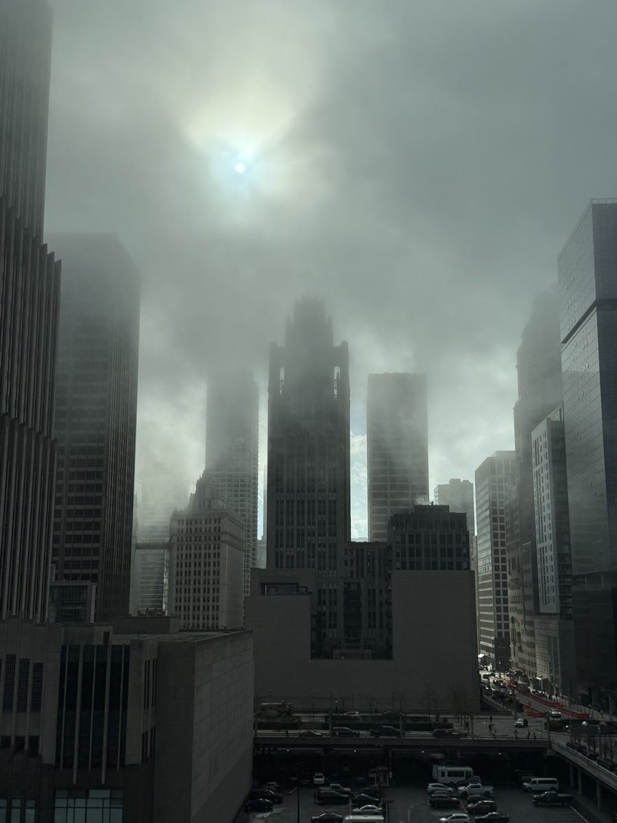 LaurenLapka's tweet image. Sky looks so bizarre right now #Chicago