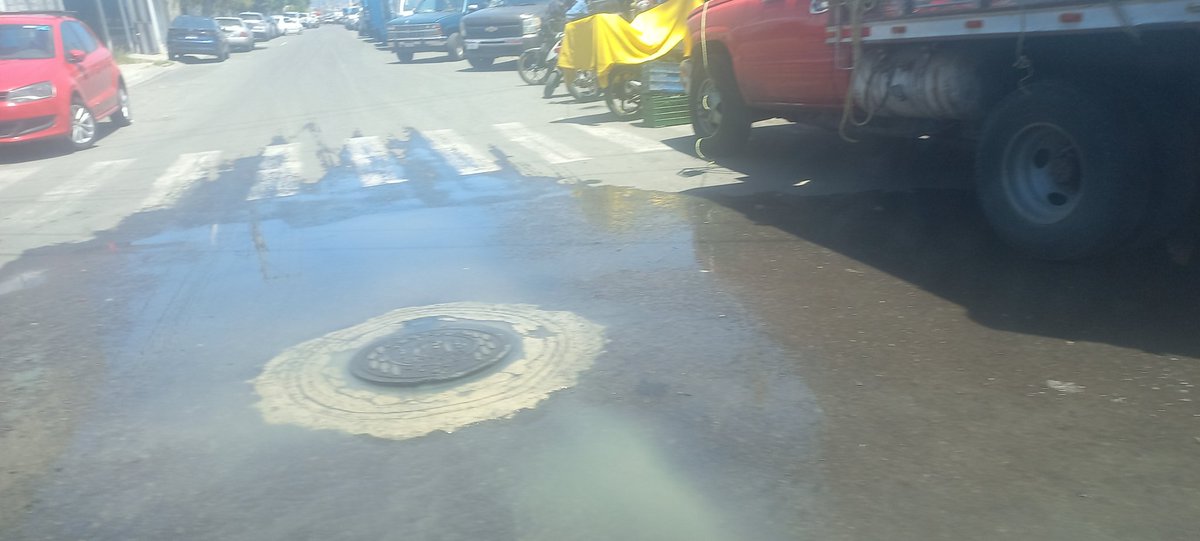 queretana70's tweet photo. Vayan con los del tianguis de #MonteSacro, @Luis_vegaricoy 
@cea_qro 
@CEAservcliente 
Ahí donde cada rato hay fugas de drenaje sanitario, a ver qué opinan de su servicio https://t.co/uNsBRKYcmo