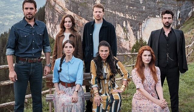 PopFestTR's tweet photo. Yaşanan okul saldırılarının ardından dizi senaryolarının revize edilmesi kararı alındı.

Özellikle Eşref Rüya, Yeraltı, Teşkilat, Uzak Şehir, A.B.İ ve Taşacak Bu Deniz gibi dizilerde şiddet ve silahlı sahneler daha dikkatli işlenecek. (Birsen Altuntaş) https://t.co/cDaGRGrGAI