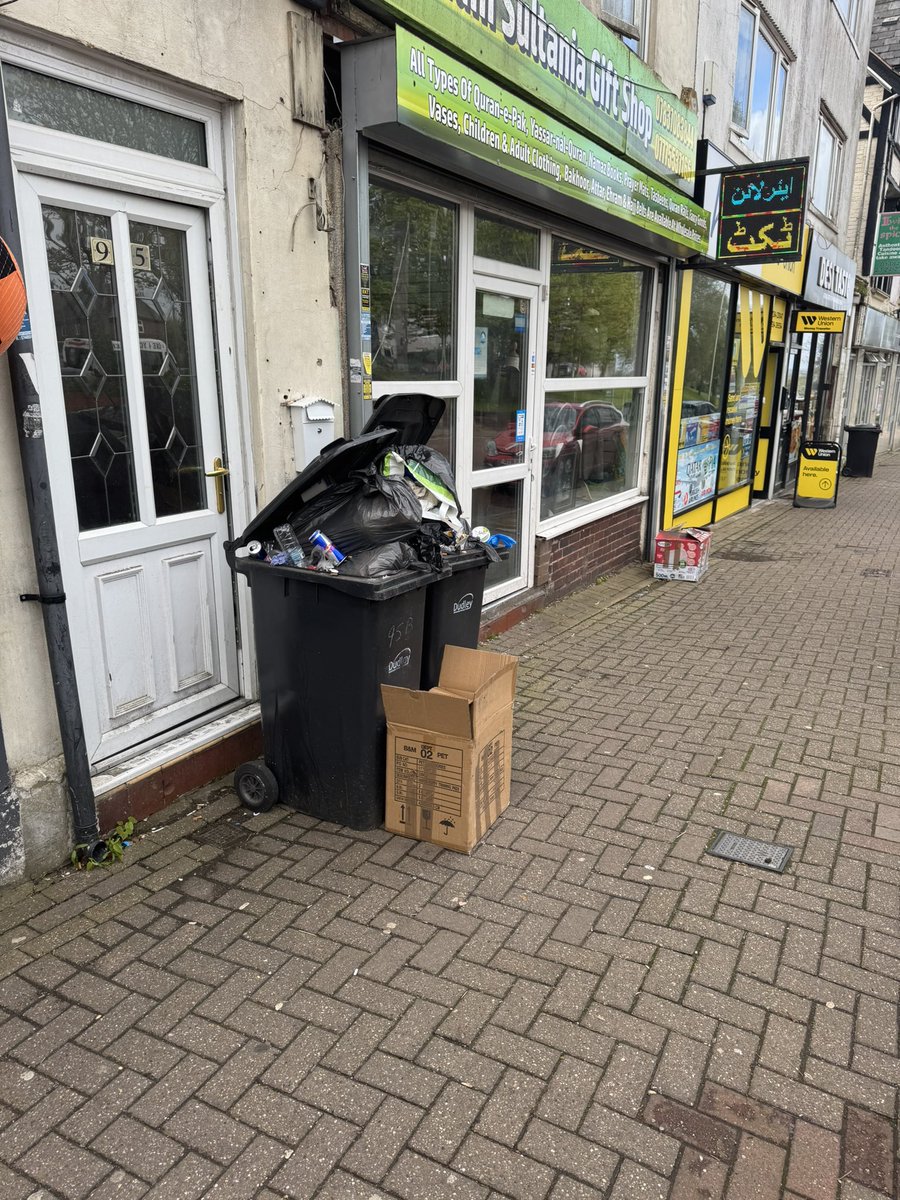 bash2905's tweet photo. @dudleymbc calls this supporting businesses? Dudley High Street buried under overflowing bins and filth. Traders expected to operate in a dumping ground. This is neglect.Ward Cllrs, cabinet members, and those responsible for the town centre-step up. This is a disgrace. https://t.co/Mbv3BCxwjQ