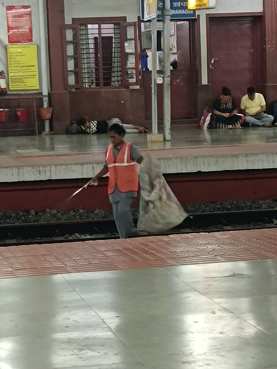 PranavKuma21861's tweet image. हम रेल में सफर के दौरान चलती ट्रेनों से बॉटल या कुछ भी फेक देते है और उस कचरा को साफ करने के लिए रेल कर्मचारी दिन हो या रात सभी समय सफाई करते हैं 
#indain_railway #rail #tvc #tcr