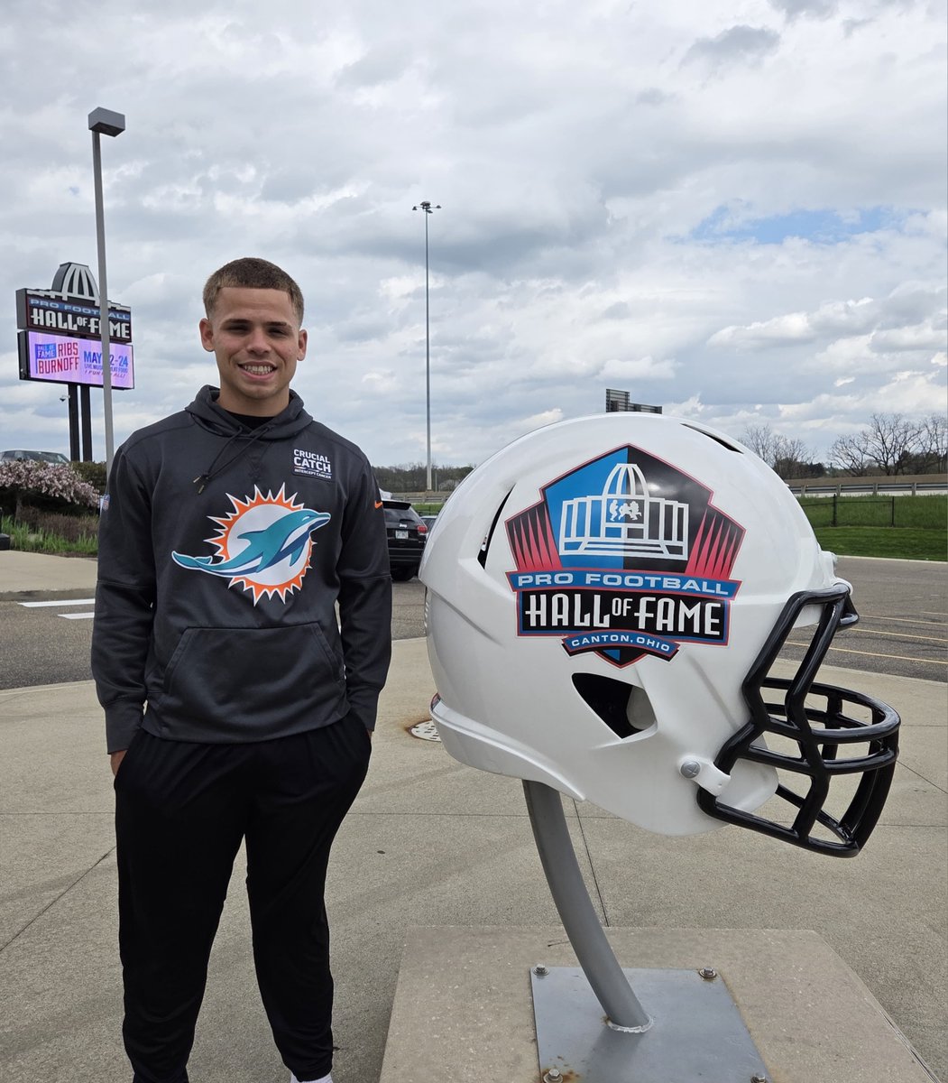 NickDyer_QB's tweet photo. Made it to Ohio for my visit at Oberlin College tomorrow and Saturday. Had a day to burn so we went to the Pro Football Hall of Fame. Got to hold a real HOF ring. Amazing day! Thanks, Mom! @Yeo_Football https://t.co/wySpyDKTCL