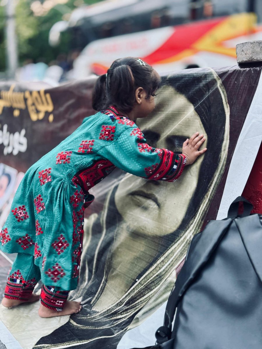 SharanBaloch202's tweet image. کیا اس سوچ و شعور کو کوئی ختم کر سکتا ہے 

”ماہ رنگ، نسلِ نو کی رہنما“
#Leader #Mahrang