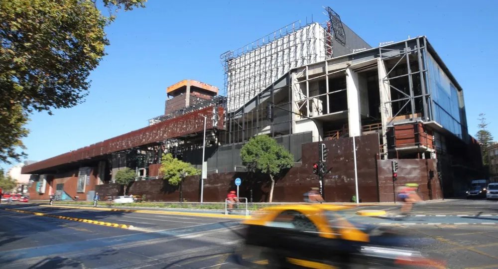 No va la remodelación del GAM que ya estaba implementándose. El gobierno tendrá que pagar una gran indemnización a la empresa a cargo del proyecto, que además tenía contemplada mano de obra de 2.000 trabajadores. Se sumo a la ciclovía de Alameda que también estaba muy avanzada.