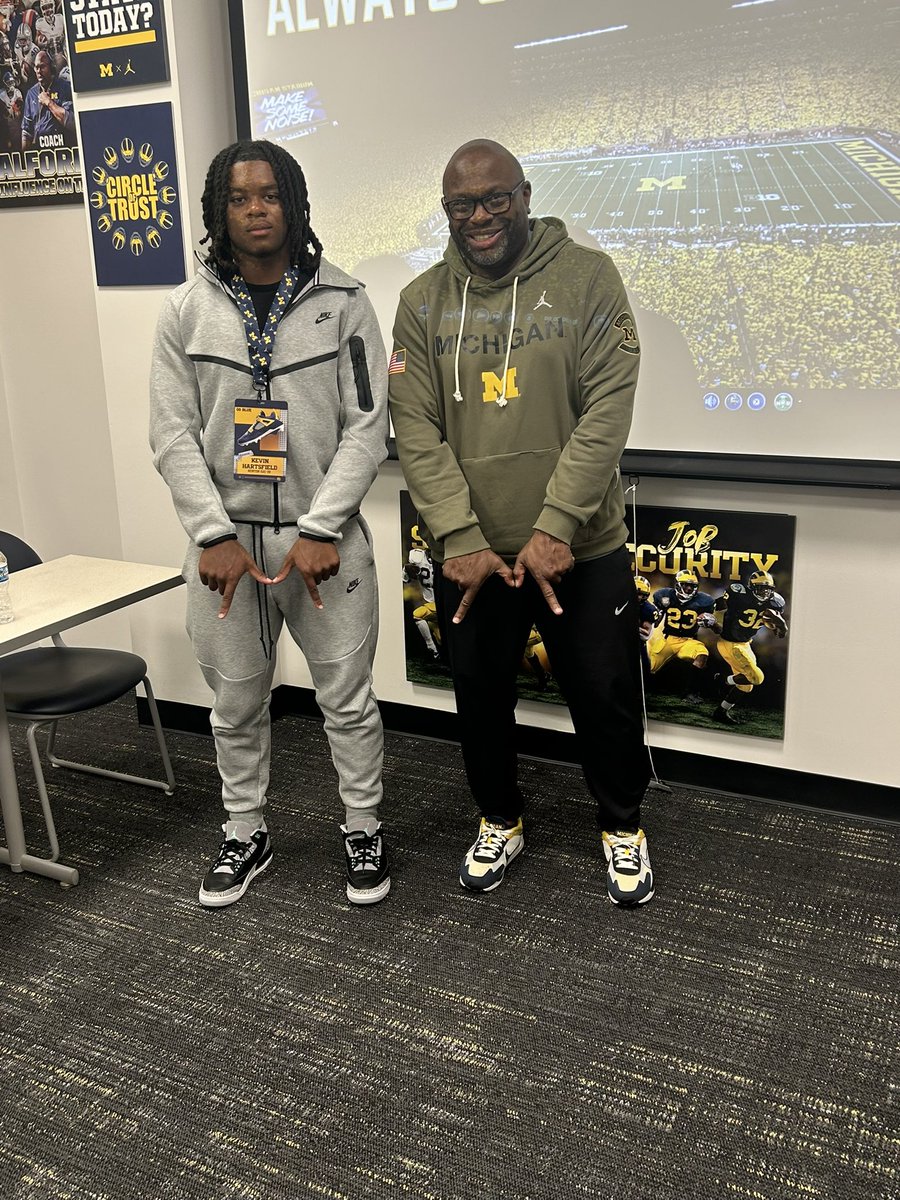 CalwiseSr1982's tweet photo. @K_hartsfield3 class of 28 Rb at Michigan practice @UMFBCoachWhitt @CoachTonyAlford
@ChadSimmons_ @adamgorney @D1RecruitNation @SWiltfong_ @CoachSkelton06 @CalwiseSr1982 @RecruitGeorgia @CovNewsSports @bsa28_
#NEWTONBOYZ #Outworkeverybody ALL GLORY TO GOD #LLKAM #LLJB https://t.co/M0jMnYl5g6
