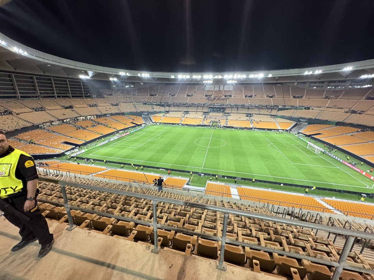 Como estás dos fotos…Así me siento ahora😔
Una herida más que se hará cicatriz con el tiempo y acompañará a todas las que tenemos los que elegimos este equipo no como equipo de fútbol, sino como una manera de vivir y ver la vida.
La vida no es un camino de rosas, como el Betis