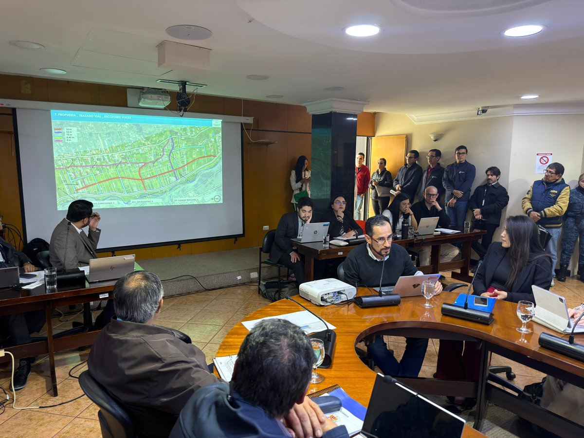 czamoramatute's tweet photo. 👀 ¡8 años tuvieron que esperar 1️⃣1️⃣1️⃣ #predios en Los Ángeles, en #Machángara! hasta que el Concejo Cantonal aprobó en primer debate la #ordenanza del Plan Maestro.

Esto permitirá alcanzar su máxima edificabilidad, lograr densidades óptimas, mejorar la conectividad e impulsar espacios públicos y comunitarios para un desarrollo más justo. 🙌

Seguimos construyendo con #AmorPorCuenca ❤️💛 una ciudad ordenada.