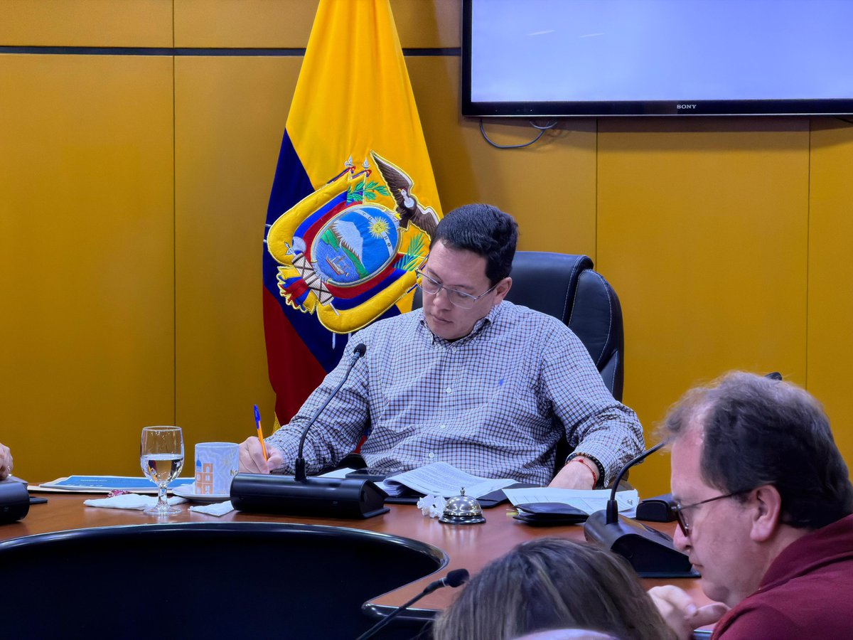 czamoramatute's tweet photo. 👀 ¡8 años tuvieron que esperar 1️⃣1️⃣1️⃣ #predios en Los Ángeles, en #Machángara! hasta que el Concejo Cantonal aprobó en primer debate la #ordenanza del Plan Maestro.

Esto permitirá alcanzar su máxima edificabilidad, lograr densidades óptimas, mejorar la conectividad e impulsar espacios públicos y comunitarios para un desarrollo más justo. 🙌

Seguimos construyendo con #AmorPorCuenca ❤️💛 una ciudad ordenada.