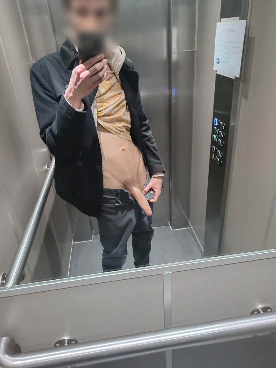 Ben_Pvv's tweet photo. Horny dans l'ascenseur. Tu rentres? https://t.co/Ax8Jid6FXX