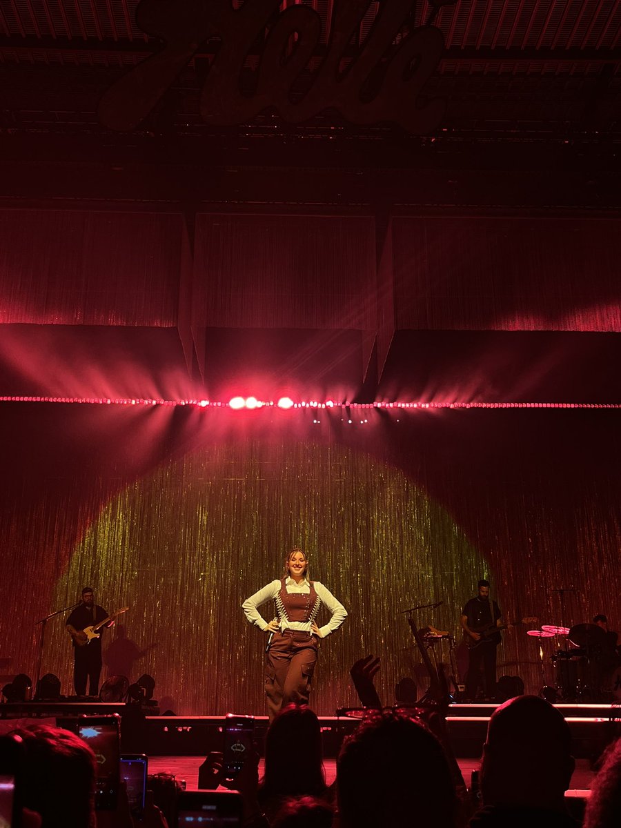 tiphenelamr's tweet photo. J’AI ENFIN VU HELE EN CONCERT 😋😋 https://t.co/Z66YSklGmF