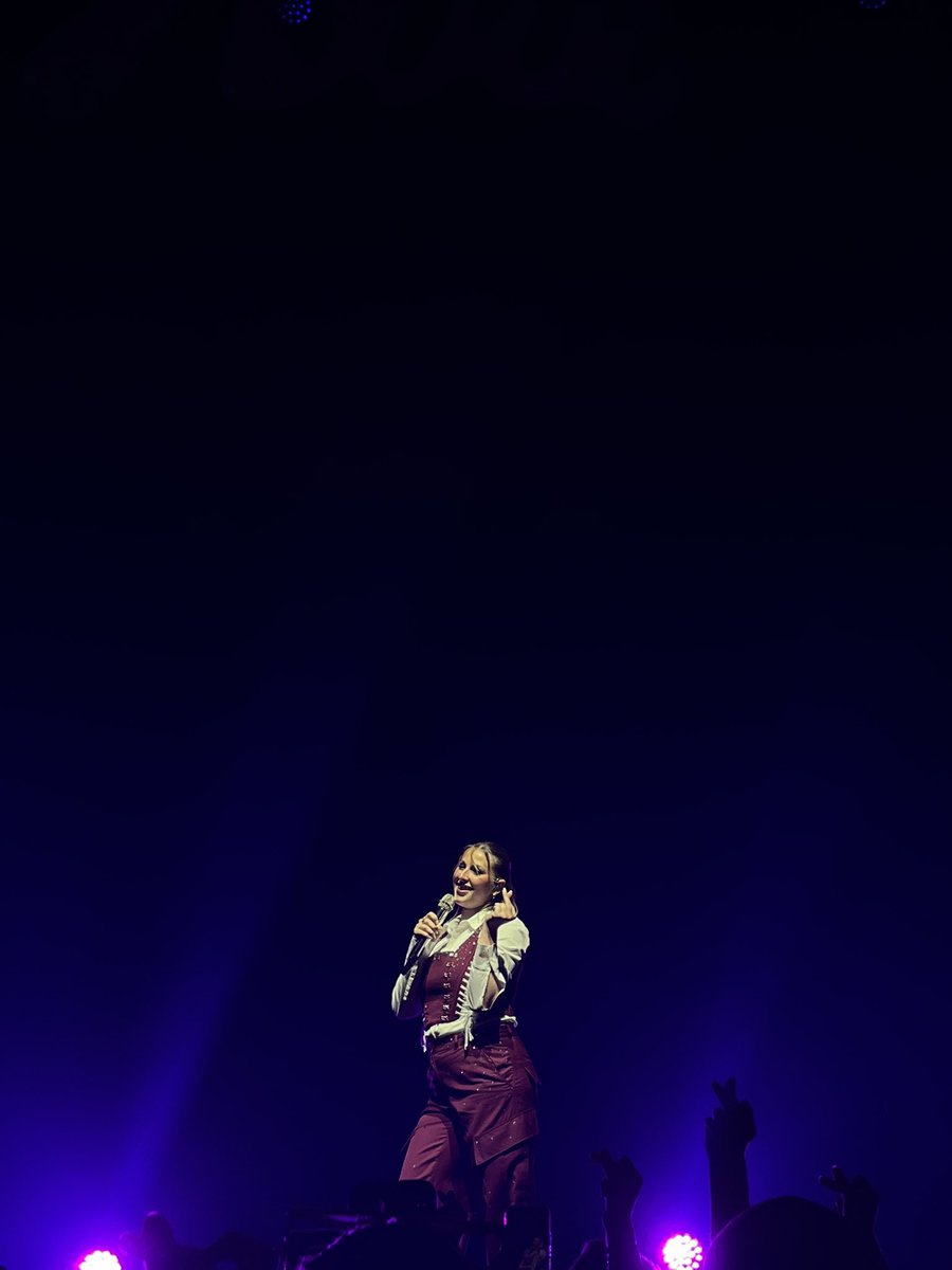 tiphenelamr's tweet photo. J’AI ENFIN VU HELE EN CONCERT 😋😋 https://t.co/Z66YSklGmF