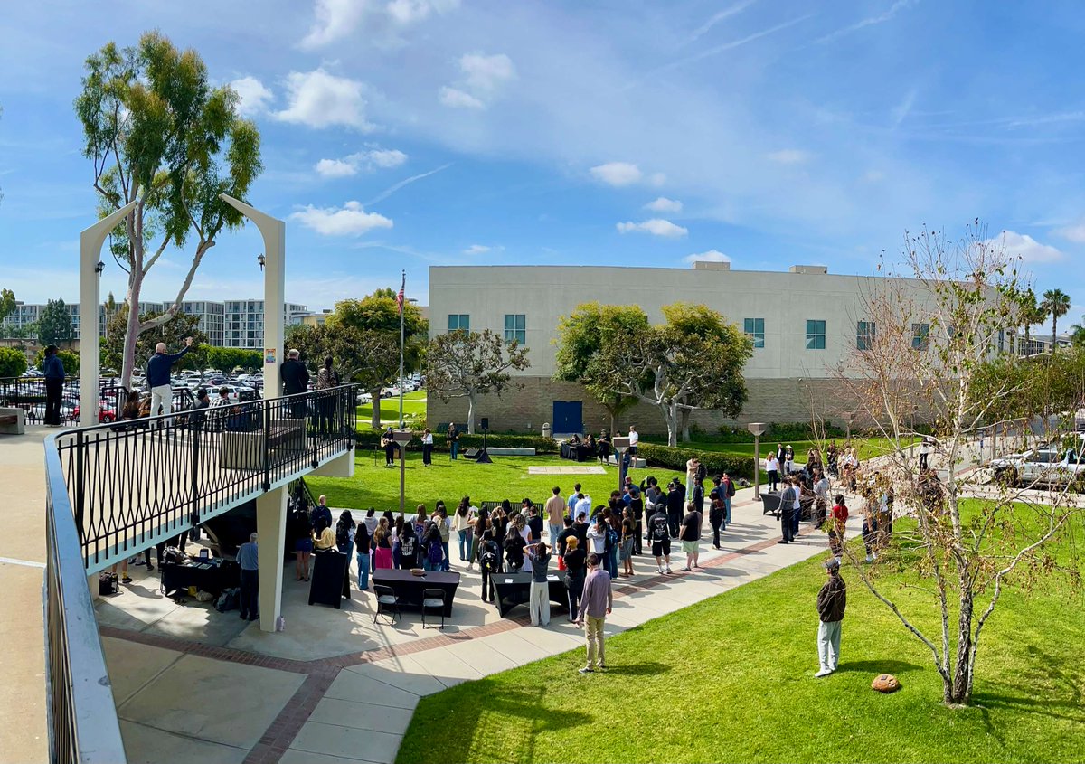HIUnow's tweet photo. Today on campus: lives changed, faith declared, and a community coming together

 #CampusLife #CampusMinistry #TogetherInFaith https://t.co/PMXuFuSUxh