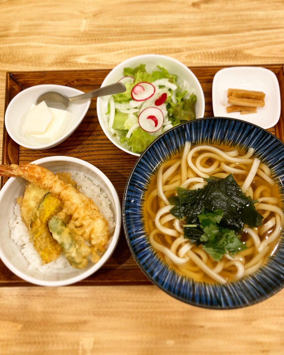 ☀️ 札幌 18℃ 晴れ
ミニ天丼＋うどん、この組み合わせが最高です。
海老天・野菜天がのったミニ天丼に、出汁うどん。
サラダ・漬物・杏仁豆腐まで全部そろって、これで一膳🍤
春の陽気に、ちょうどいい満足感です。
#ミニ天丼うどんセット #うどん土間 #札幌グルメ #札幌ランチ #天丼