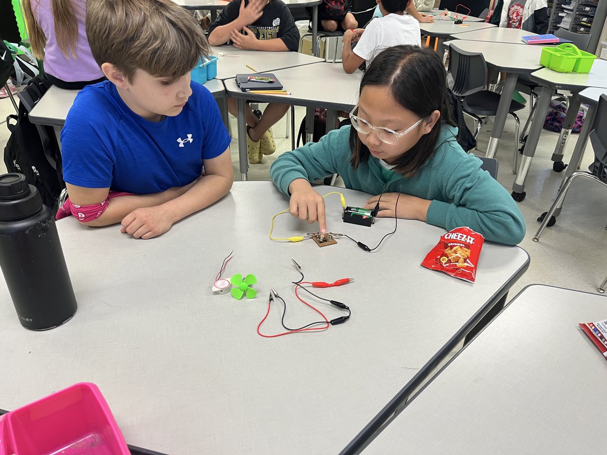 MrsDure's tweet photo. Today was an S.O.S. circuit challenge. Students collected washed materials and built a “signal fire”, “blaring alarm” and a “chopper” using circuits to transform energy. Amazing teamwork! 🔋⚡️@Donald_ES #survivor #sciencereview https://t.co/qrxhGiAIWf