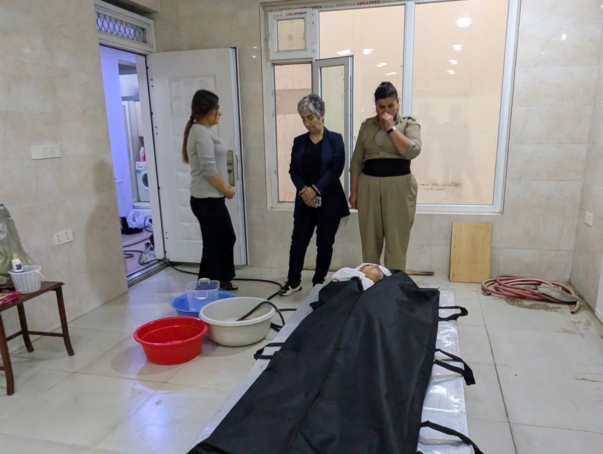 XelalHary's tweet photo. غزل مولان مقاتلة كوردية ٲصيبت بجروح بليغة فحاول رفاقها اسعافها
ـ المستشفيات الحكومة والاهلية في السليمانية رفضت استقبالها 
ـ  رفض اعطاء سيارة الاسعاف لنقلها الی مكان آخر
ـ بعد ان فارقت الحياة لم يسمحوا بغسل جثمانها في مساجدها
ـ لم يسمحوا بدفنها في مقابرها ٳرضاءً لاعداء كوردستان https://t.co/M2QBepa479