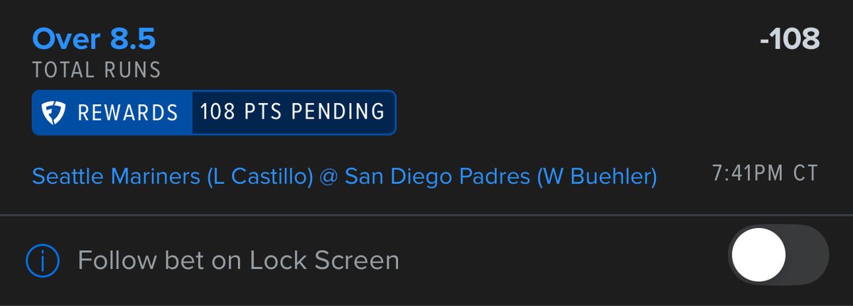 Highlight tweet media