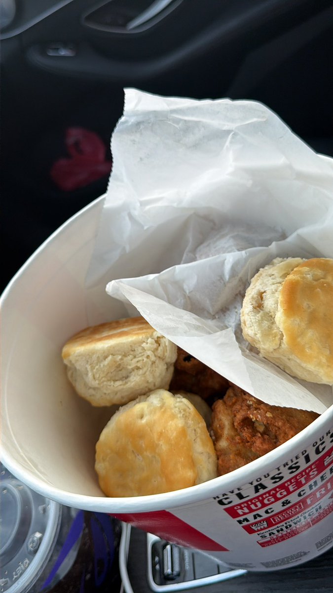 GomezKarson's tweet photo. I asked for 8 tenders ain’t nobody want these things @kfc get yo boys to stop smoking at work and get my shit right, they said they didn’t do nun wrong and told be to leave like come on now. That dude a pos stg I don’t want no bones in my shit https://t.co/rf6O1Kk3Nd https://t.co/R7NrHRGL8g