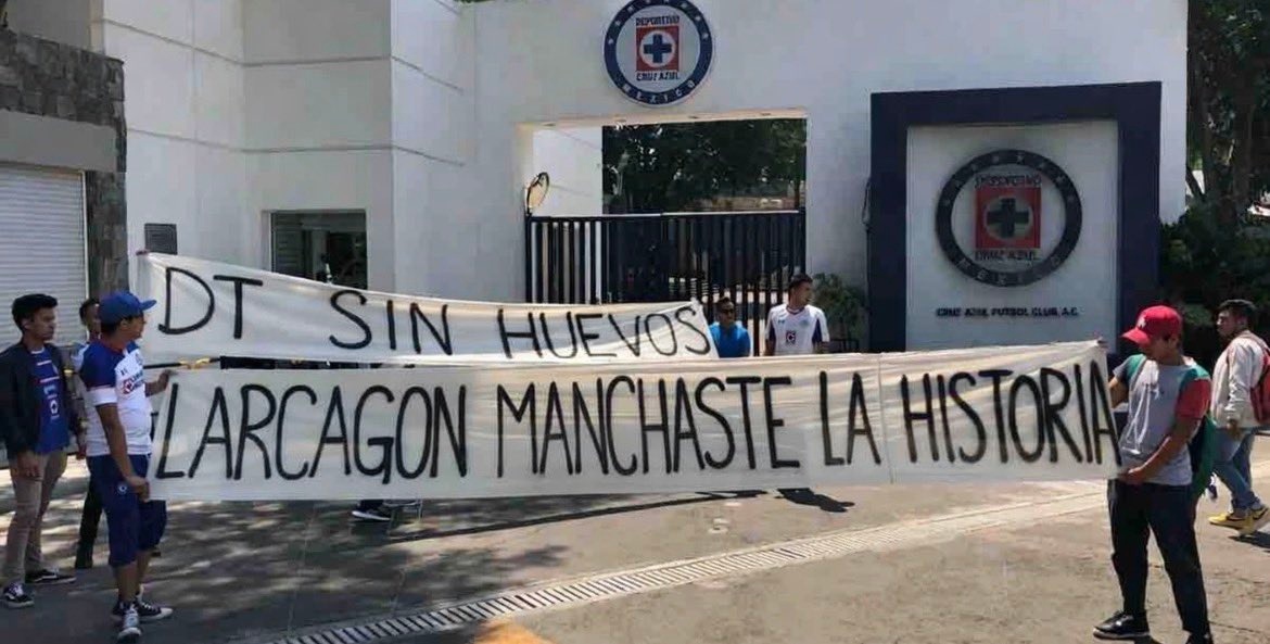 <a href="/CruzAzul/">CRUZ AZUL</a> Pronto tendremos un DT que valga la pena !! 

#FueraLarcamon  <a href="/Victor_VelRan/">Víctor Velázquez</a>