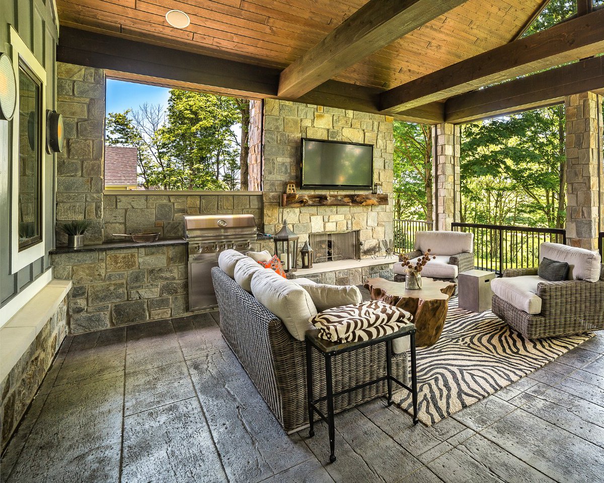 GradisonHomes's tweet photo. Whether it's grill focused, or the full kitchen sink, an outdoor grill center is great for the warming weather.

Check out these builds we've created to allow our clients to cook a delicious meal outdoors! 🔥🥩

#GrillCenter #OutdoorCooking #GradisonDesignBuild https://t.co/pL4Ee6BHuc