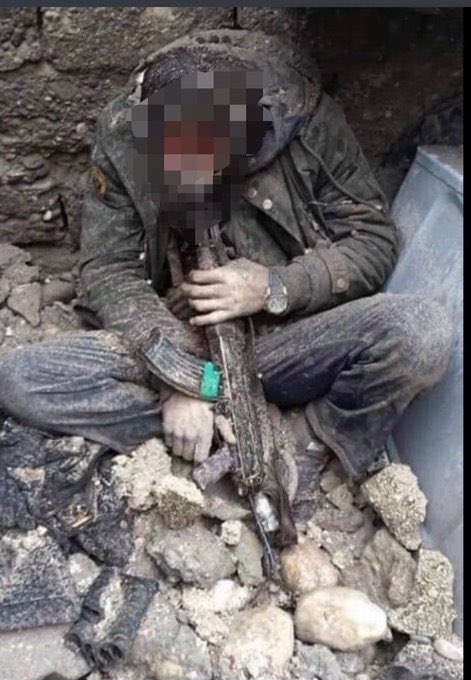 kurdsemih0's tweet photo. Satılık ve çapsız liderler uğruna heba edilen emekler, boşa akıtılan kanlar.  
50 yıllık bir mücadele; yakılan binlerce köy, talan edilen dağlar ve ovalar, katledilen on binlerce can.  
Bütün bunlar, sonunda bir esirin konforu için orduyu dağıtmakla mı noktalanacaktı?  
Yıkılan hayaller, kırılan umutlar ve şimdi azgın Türk faşizmine karşı savunmasız bırakılan bir halk.

En derin kırılma ise Rojava’da yaşandı. Kürt halkının tüm umudunu bağladığı, zafere bu kadar yaklaştığı o kritik anda, yeminli Kürt düşmanı Bahçeli’nin senaryosunu yazdığı sahte barış süreci uğruna binlerce savaşçı bilinçli şekilde savunmasız bırakıldı. Silahları toplatıldı, mevzileri boşaltıldı, cepheleri terk ettirildi. Ardından gelen sistematik katliamlarla nice genç can, bir avuç iktidar figürünün kısa vadeli siyasi hesaplarına kurban edildi.

Böylece on yılların fedakârlığı, sayısız şehidin anısı, dağlarda yazılan destanlar; masa başında yapılan pazarlıkların ucuz malzemesi haline getirildi.

Kürt halkı bir kez daha gördü ki, kendi özgürlük mücadelesi başkalarının oyununda yalnızca bir piyondu. Umudun bu kadar yakınken ihanetin bu kadar derin olması, belki de bugüne kadar alınan en ağır yaraydı. Çünkü bu sefer kaybedilen sadece toprak, sadece can değildi; kaybedilen, bir halkın gelecek kuşaklara miras bırakabileceği inanç, irade ve umuttu.