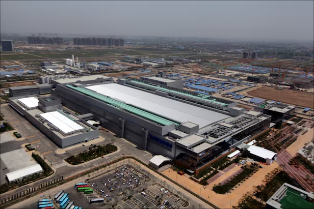 jukan05's tweet photo. NAND Flash Prices Surge Amid Delayed Capacity Expansion… Samsung Electronics & SK Hynix Go All-Out to Ramp Production

As NAND flash demand surges on the back of artificial intelligence (AI) industry growth, global NAND flash manufacturers including Samsung Electronics, SK Hynix, and Kioxia are accelerating capacity expansion efforts. However, with Samsung and SK Hynix prioritizing DRAM capacity additions first, and Kioxia's expansion unlikely to meet demand in the near term, the consensus view is that NAND price increases will persist for the foreseeable future.

According to market research firm DRAMeXchange on April 17, the average contract price for commodity NAND products (128Gb 16Gx8 MLC, used in memory cards and USB drives) reached $17.73 last month, up 39.95% from $12.67 the prior month. Compared to $2.18 in January last year, this represents roughly an 8x increase. Demand has surged sharply, driven primarily by AI data centers, while NAND manufacturers' supply has failed to keep pace.

The AI-driven growth wave is exacerbating supply shortages not only in DRAM but also in NAND. Demand for NAND-based enterprise SSDs (eSSDs) has spiked as vast volumes of data must be stored throughout the process of training AI models and advancing inference capabilities. On top of this, the 4–6 year data center server refresh cycle is coinciding with the demand surge, compounding the supply crunch.

However, following 2–3 years of NAND market weakness during which global manufacturers executed production cuts, responding to the demand uptick has proven difficult. Samsung, SK Hynix, and Micron in particular have been channeling resources toward DRAM production—where demand has exploded even more steeply—pushing NAND expansion down the priority list.

Market research firm TrendForce noted: "With NAND production capacity growth limited in the near term and AI-driven demand surging, price increases are expected to remain robust throughout the year."

Samsung Electronics and SK Hynix plan to focus on securing additional space at their China-based NAND fabs this year. Samsung is understood to have completed process migration investment at its Xi'an Fab 1 and plans to ramp output in the second half of the year. Xi'an Fab 2 is reportedly reviewing a capacity expansion of approximately 40,000 wafer starts per month. SK Hynix is said to be undertaking new investment at its Dalian Fab 2 to expand capacity by up to 50,000 wafer starts per month.

Efforts are also reportedly underway to find additional space at new domestic production lines. Samsung's new P5 fab at the Pyeongtaek campus and SK Hynix's Y1 fab at the Yongin semiconductor cluster are both reviewing plans to add NAND production lines.

An industry official stated: "Korean memory companies are prioritizing DRAM and HBM capacity expansion, but with NAND demand also surging, addressing this has become urgent. Companies are working to secure space for production line expansion at both domestic and overseas fabs."

Overseas NAND manufacturers including Kioxia and Micron are also pushing hard on capacity expansion. Japan's Kioxia began executing expansion investment last year and aims to add approximately 30,000 wafer starts per month at its Yokkaichi fab this year. Micron's new Singapore NAND fab, where equipment investment has been committed, is set to begin construction in earnest this year, with volume production expected to commence in 2028.