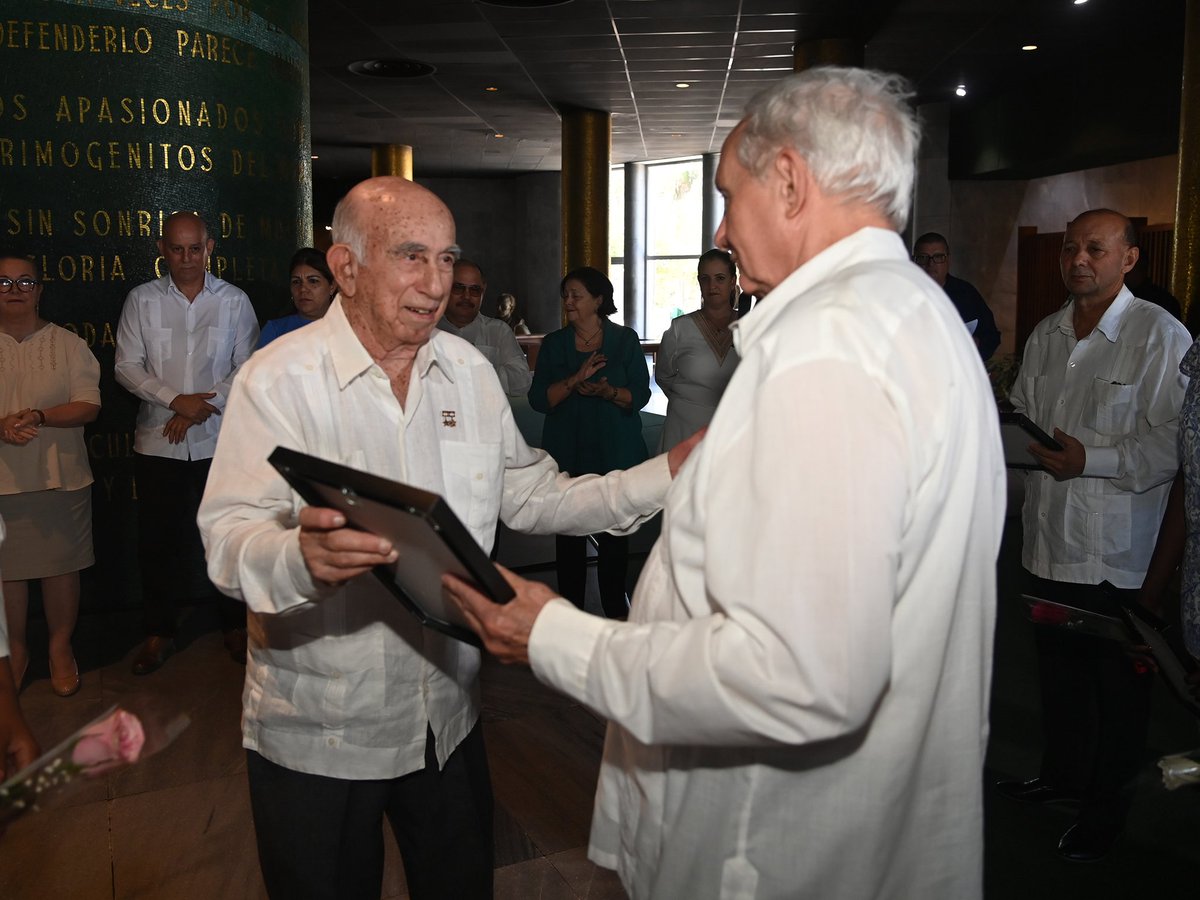 🇨🇺| En el contexto histórico de este 16 de abril, se rindió homenaje a decenas de cuadros y trabajadores del Comité Central del Partido por sus años de servicio ininterrumpido en la organización.

📎| presidencia.gob.cu/es/noticias/re…