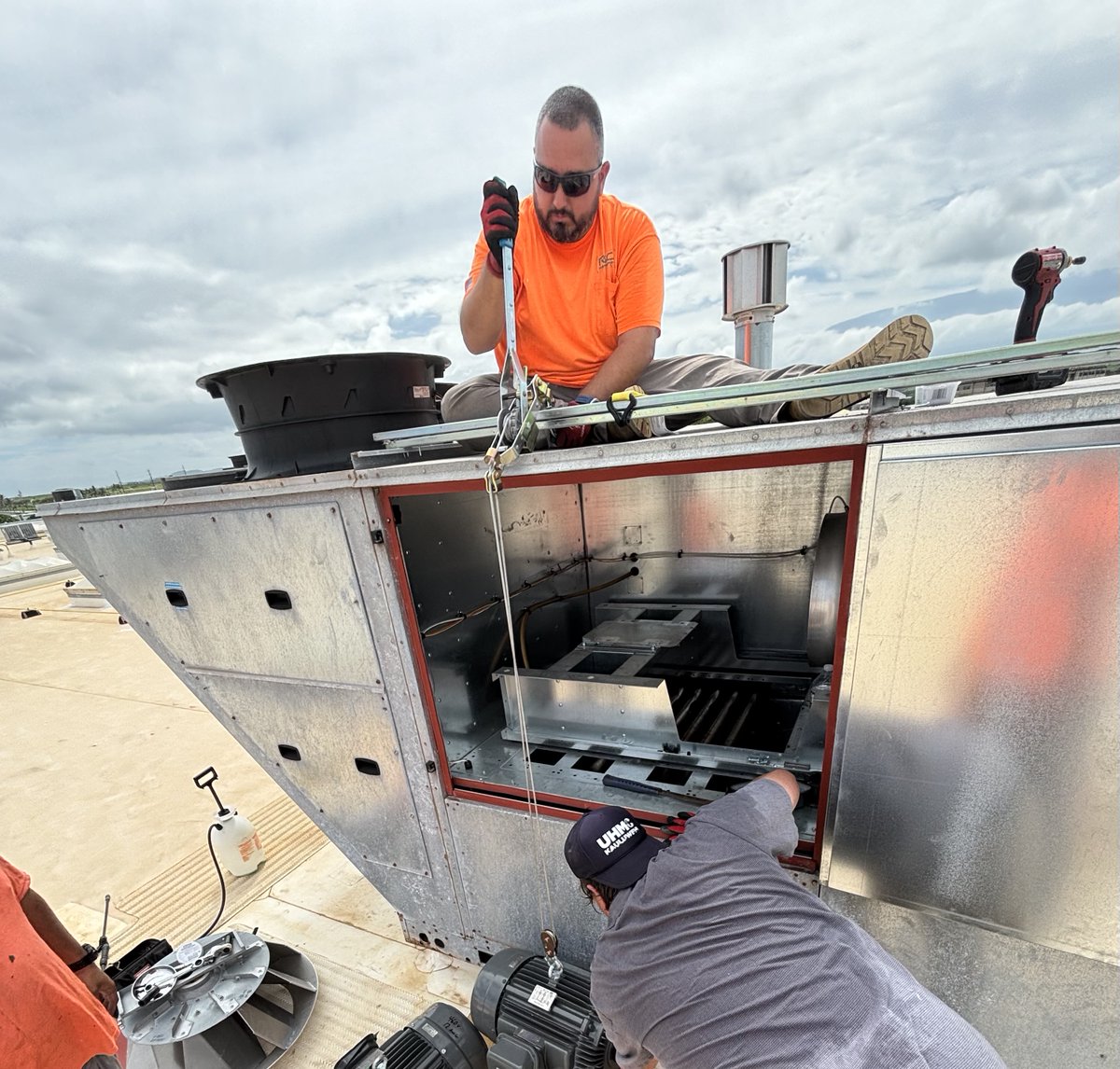 RSCSNh3's tweet photo. RTU motor swap-out on Maui. Big shoutout to Hector, Diesel, Sila, and Ossi for the teamwork and hustle getting this unit back in action. #GoTeamRSCS #RTU #HVAC #Maui #Teamwork https://t.co/UEJb6Ifahv