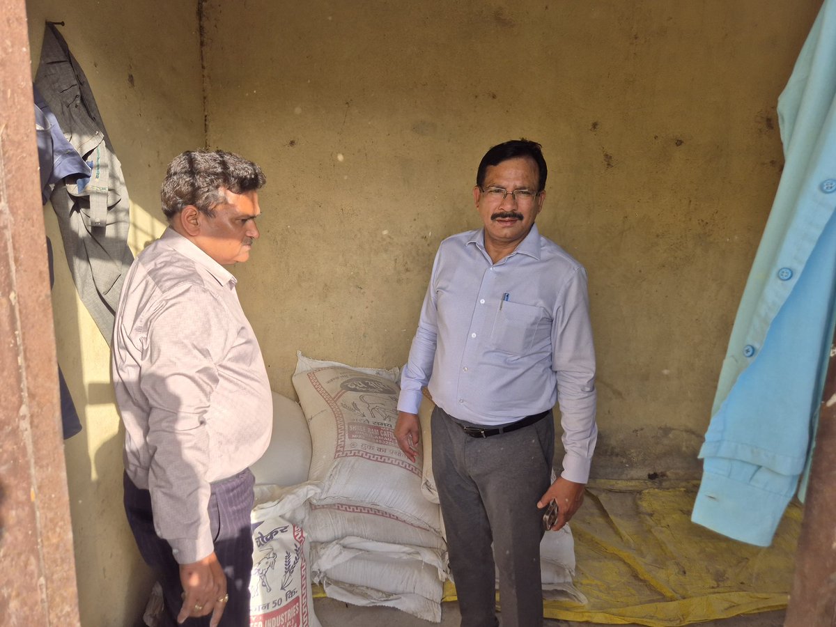 dmJalaun's tweet photo. जिलाधिकारी राजेश कुमार पाण्डेय द्वारा कदौरा स्थित गौशाला का स्थलीय निरीक्षण  कर संरक्षित गौवंशों को कर संरक्षित गौवंशों को गुड़-चना खिलाया गया तथा मानक के अनुसार भूसा, हरा चारा, चोकर/खरी, पेयजल, नियमित स्वास्थ्य परीक्षण साफ-सफाई व शेड की व्यवस्थाओं की स्थिति का जायजा लिया तथा गौशाला परिसर में छायादार व्यवस्था सुनिश्चित करने तथा गर्मी के दृष्टिगत विशेष इंतजाम करने  हेतु संबंधित अधिकारियों को आवश्यक दिशा-निर्देश दिए।