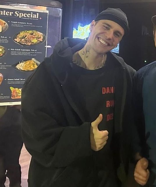 ele todo pitico com um sorriso de orelha a outra 🥹 é muito um querido mesmo