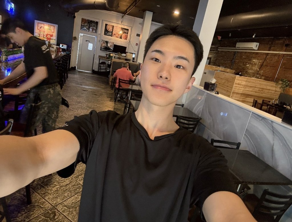 JeoShi2's tweet photo. 군대에 잇으니꺼 살 빠진 거 봐ㅠ https://t.co/6i1RL54mLB