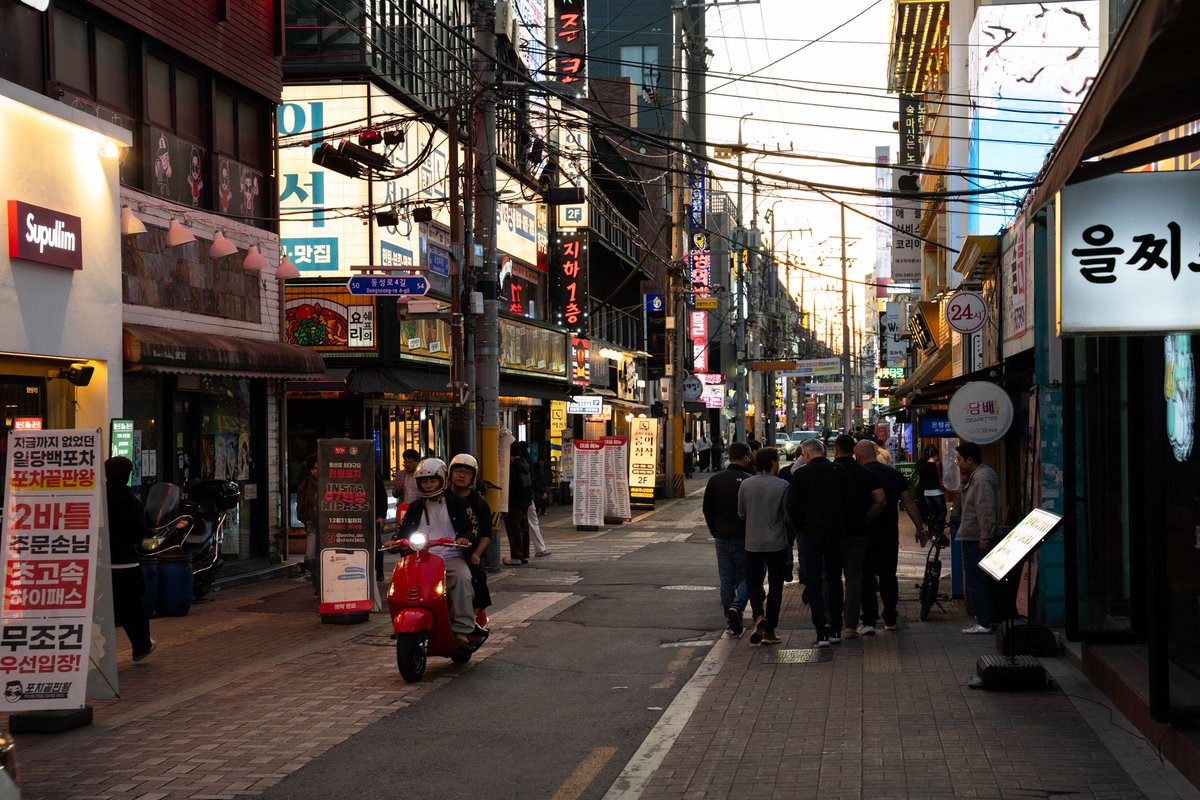 HeliosGear's tweet image. Day 3 of our 2026 Korea Gear Technology Tour! 

Bullet train speeds, molecular composition of Korean fried chicken and malt beverages, and applied force vector analysis. Turns out balancing the composition is key to optimizing your vectors. Peer review is ongoing. 

#Korea #Gears