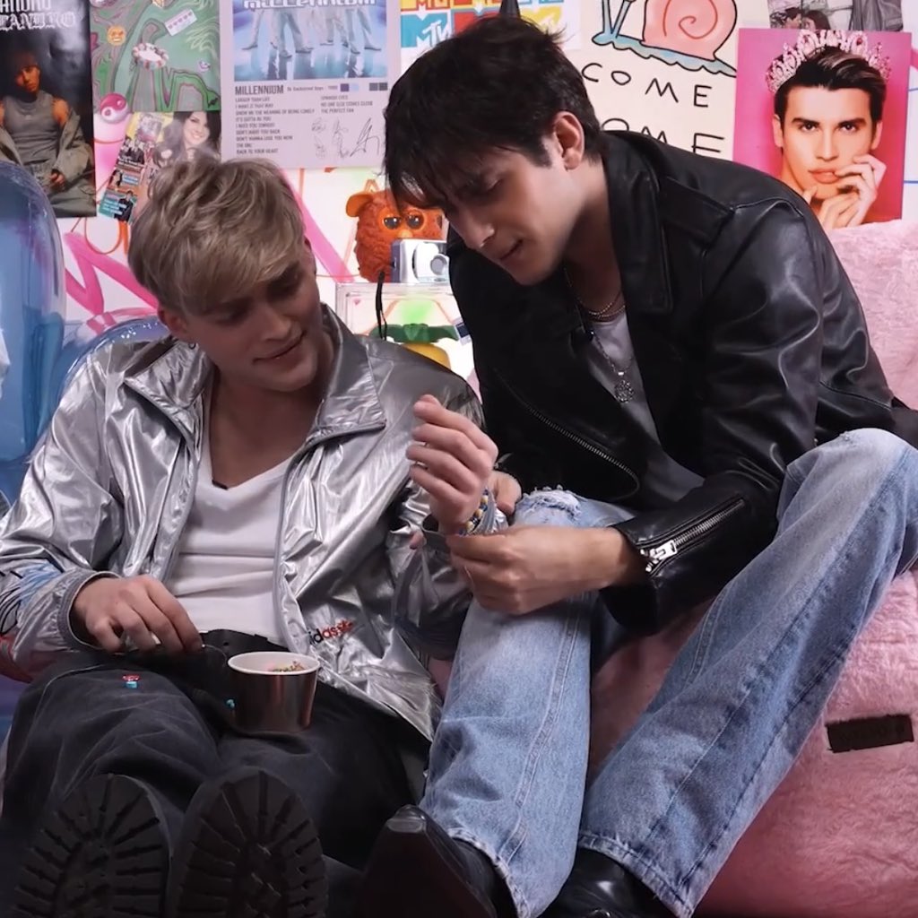 ale midiéndole su pulserita a gabi 😭💗