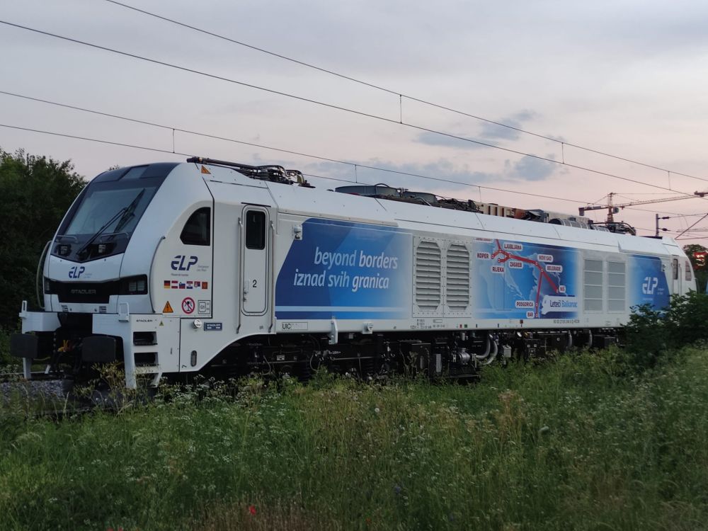 RAILMARKETCOM's tweet image. 🚆⛰️ European Loc Pool is positioning the EuroDual for Balkan freight corridors, with dual-mode operation and high traction aimed at heavier loads on steep-gradient routes such as Rijeka–Zagreb. ⚡

Read more: railmarket.com/news/rolling-s…

#RailFreight #EuroDual #Balkans