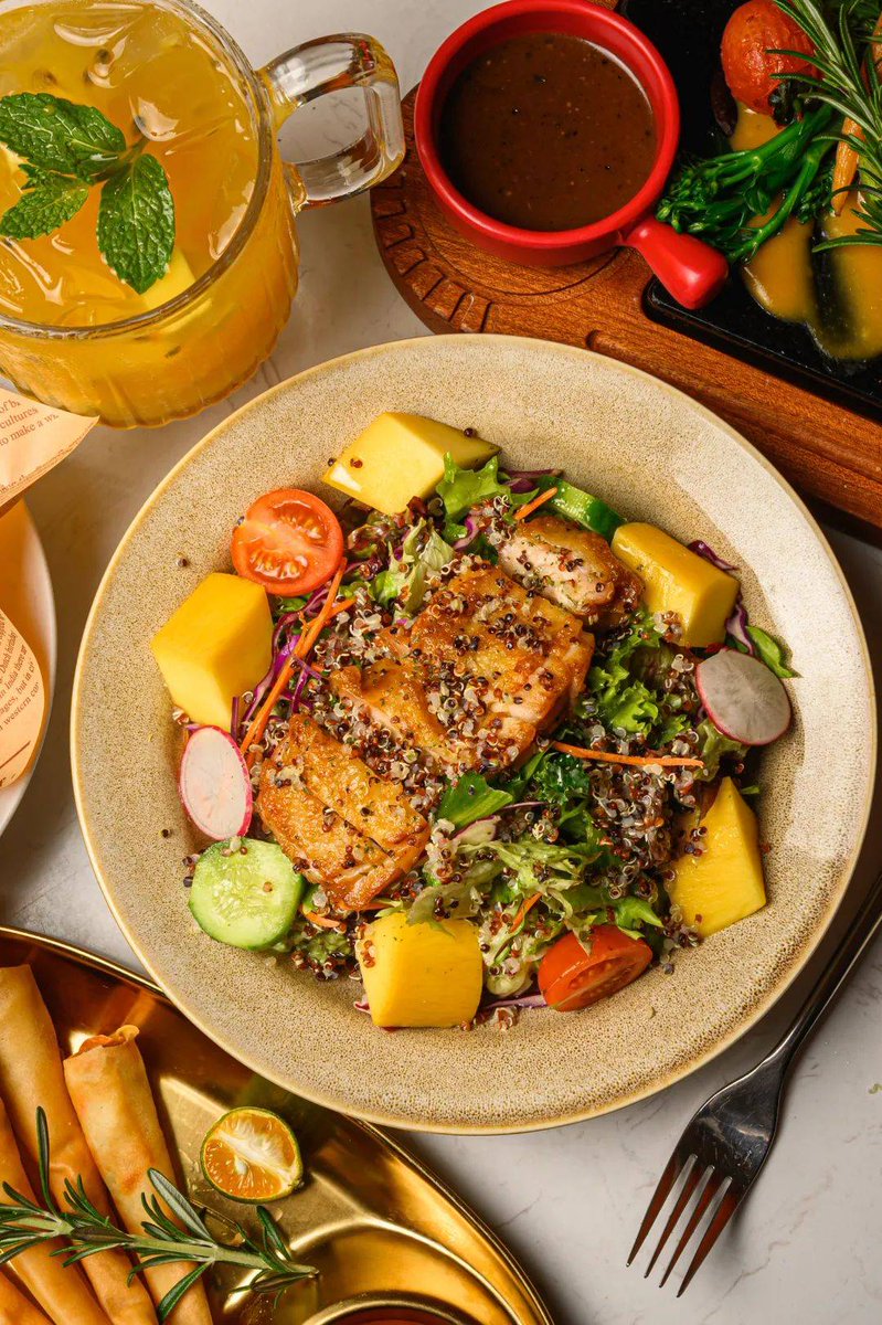 ArnelD3's tweet image. 15-Minute High-Protein Lunch — Grilled chicken (120g) + quinoa ( cup cooked) + roasted veggies (zucchini, bell pepper) + a dash of olive oil. Keeps you full 3+ hours, fuels workouts, no junk! #FatLossMeal #CleanEating