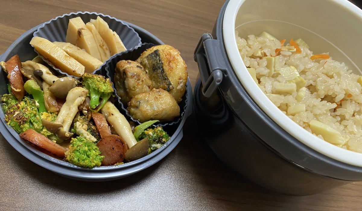 4/17
筍の炊き込みご飯、ブロッコリー炒め🍱

今日はもう日差しが強いです！☀️
ピカピカの一年生、初めての給食楽しみに登校しました！あっという間に帰ってきますが、1週間よく頑張ったねー！と迎えてあげたいです🌸

#旦那弁当 #お弁当作り楽しもう部