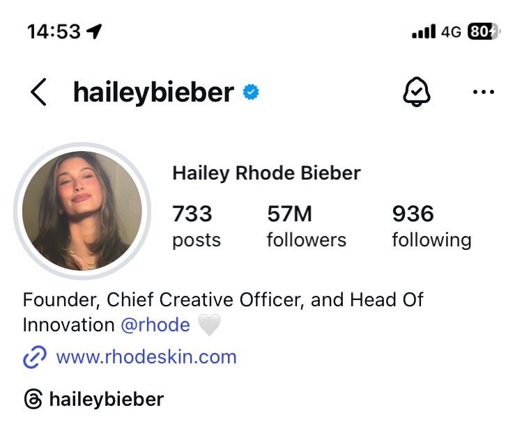 ella no para de darnos señales HAILEY BIEBER WHAT IS YOUR @ ????