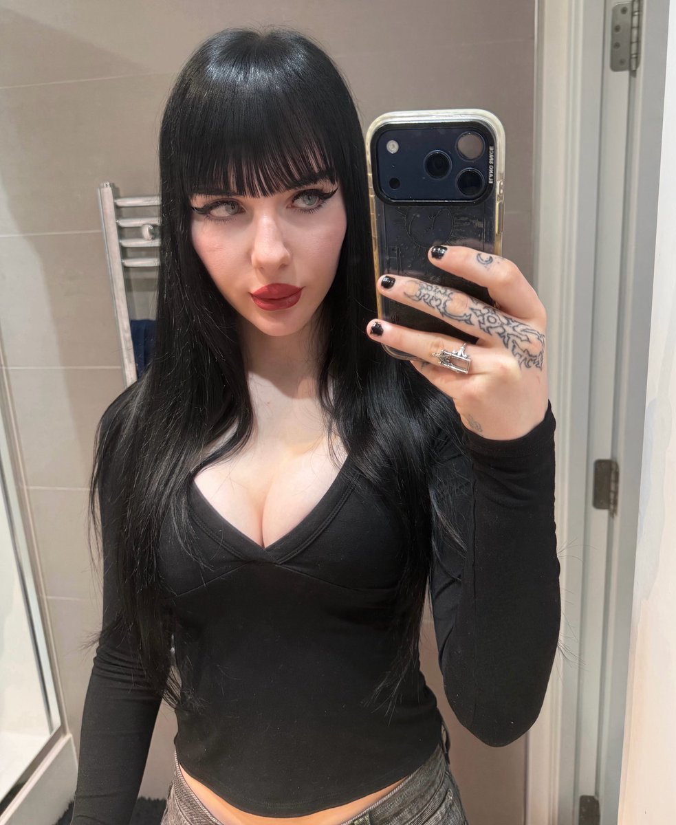 Winter 🖤 tweet media