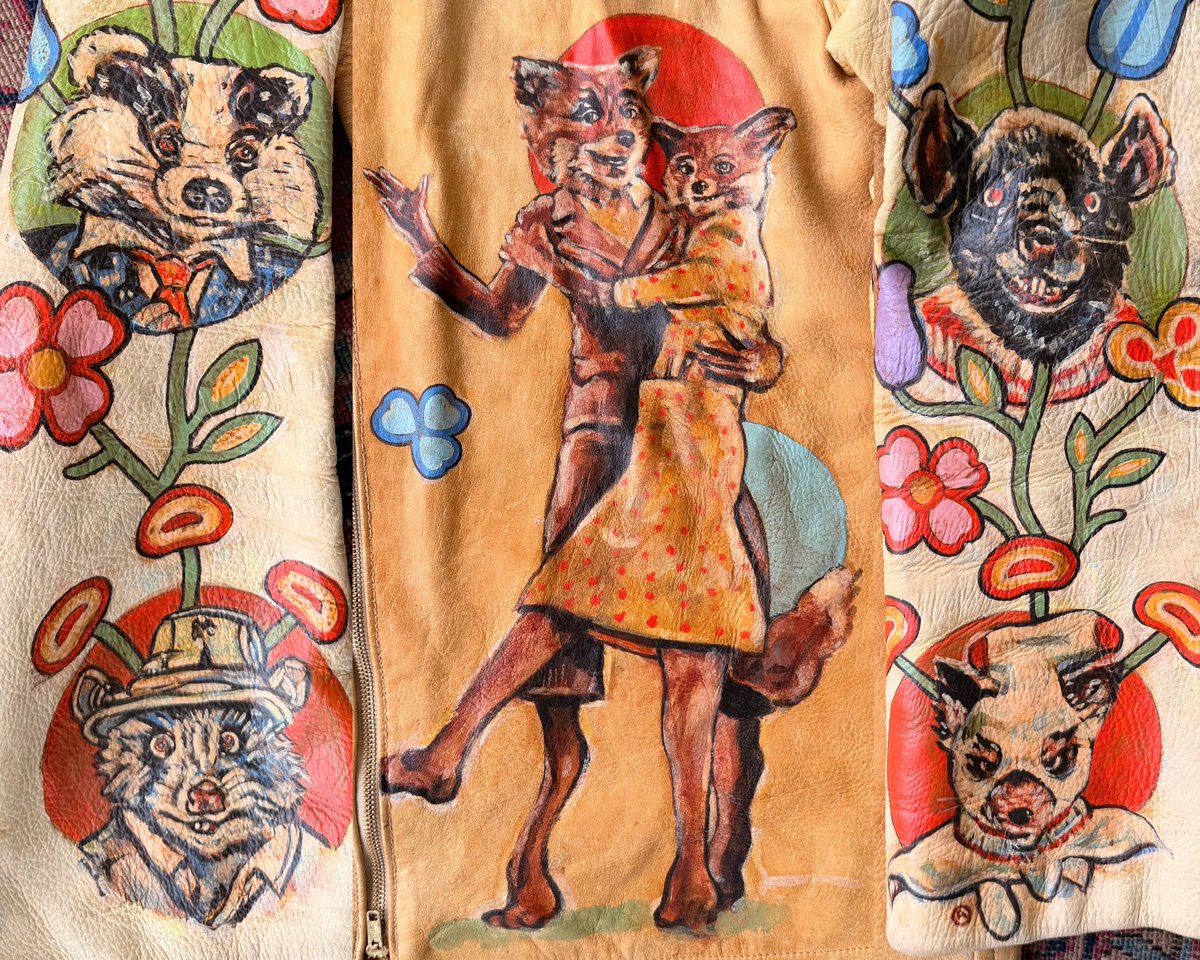 KJP's tweet photo. I told my dear friend Nicholas that a vintage buckskin jacket themed after Fantastic Mr. Fox, (one of my favorite films of all time) would be a treasure to me. I knew he was working on something but I wasn't prepared for this level of detail.
He completely went above and beyond. Every inch is a work of art.
Boggis, Bunce, and Bean would be jealous.
 🖌️🎨🦊