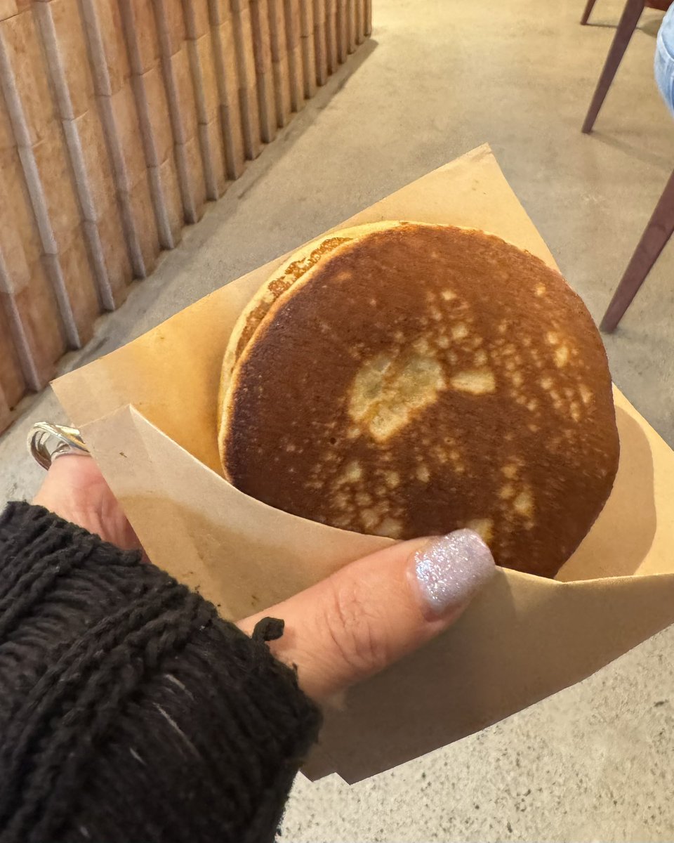vanfunclub's tweet photo. ❤️🔥 Slo Coffee Fraser St.
4160 Fraser St, Vancouver
先日和菓子のポップアップが開催されていたので、お邪魔しました🍡
どら焼きは最後の一個滑り込み❤️🔥
バンクーバーで数あるカフェの中でも好みのコーヒーが飲めるカフェ。浮遊感漂うカウンター船みたい。
#vanfuncafe https://t.co/X8eBmM4Xin