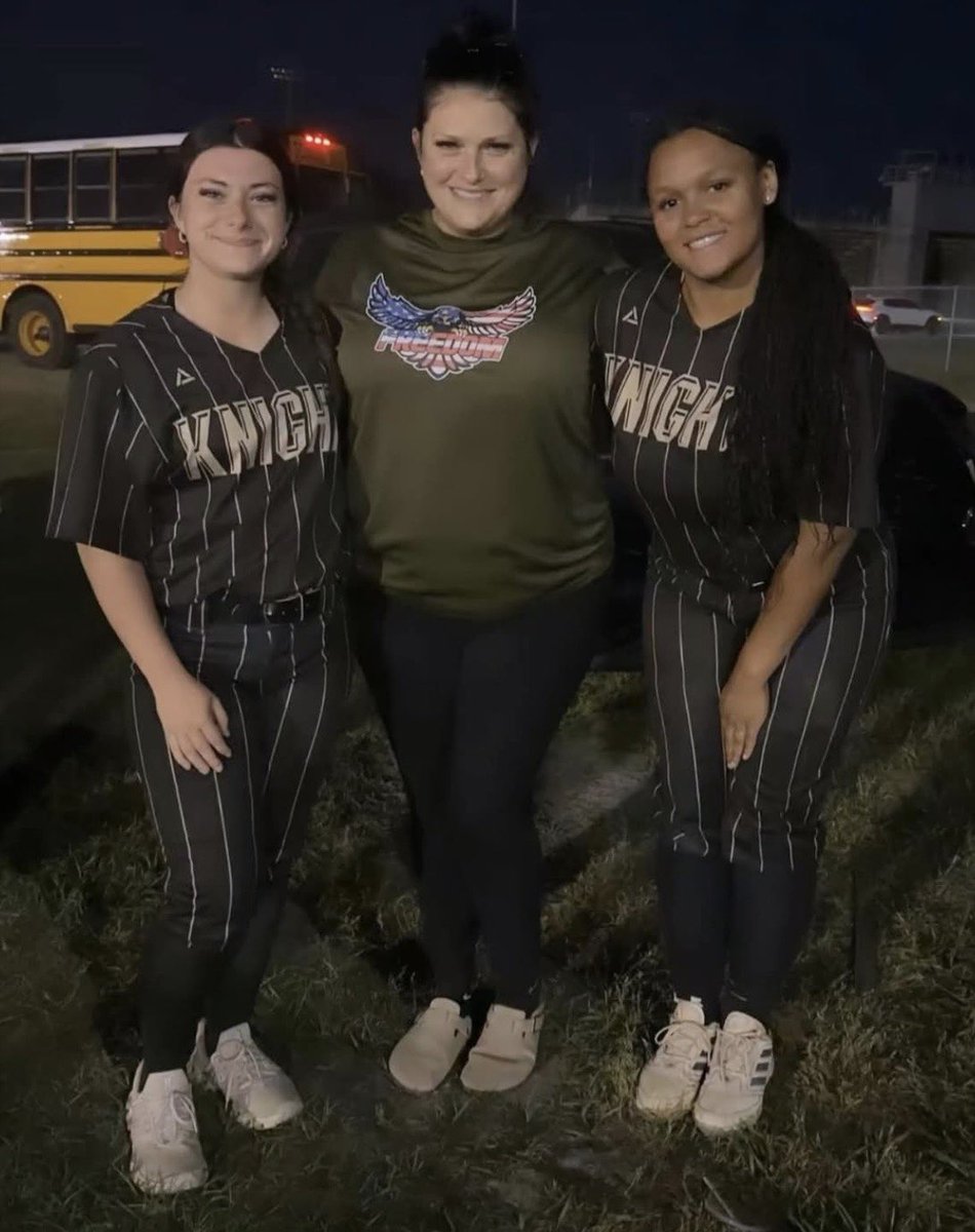FREEDOMSBFL's tweet photo. Senior night for Aubrie Jordan so proud of your accomplishments and can’t wait to watch you play softball at the next level. Coach Katie was in attendance along side one of her life long teammates Sativa Chatman(2028) Freedom(Jordan)18u. Proving once again Hard Work pays off! https://t.co/lrN7zru72g