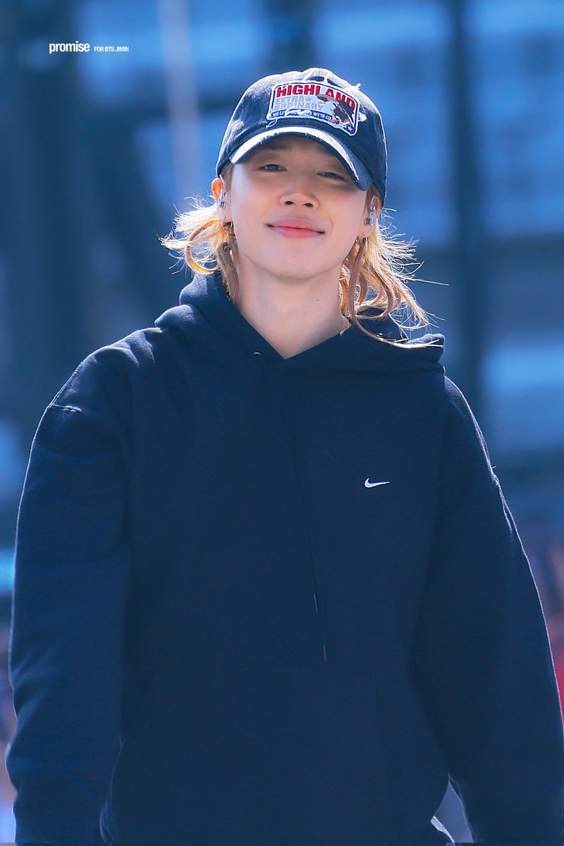 ho__odie's tweet photo. 이 사진들 넘 좋아 따쓰한 햇볕 가득 쐰 기분 들어 ㅜㅜ내 비타민 지민🐥💛 https://t.co/hWPZGqNeJw
