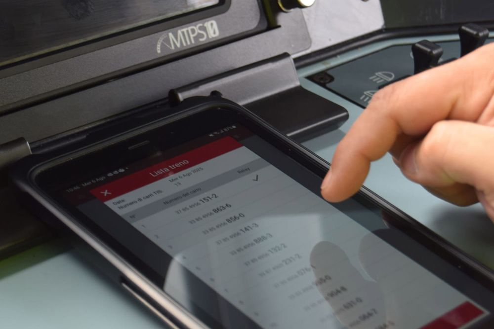 RAILMARKETCOM's tweet image. 🚆📡 FS Logistix has launched its first smart train on the Milan–Catania Bicocca route, testing wireless communication between wagon sensors and the driver as part of its fleet digitalisation plan. 🇮🇹

Read more: railmarket.com/news/technolog…

#RailFreight #SmartTrain #Digitalisation