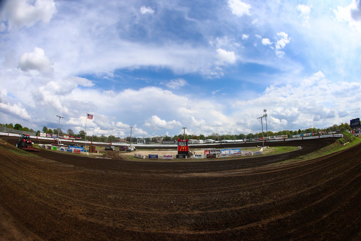 🚨 𝗔𝗧𝗧𝗘𝗡𝗧𝗜𝗢𝗡 𝗥𝗔𝗖𝗘 𝗙𝗔𝗡𝗦 🚨

Times (CT) have been moved up for tomorrow’s <a href="/HyVee/">Hy-Vee</a> Perks 40 at @JaxSpeedway:

Pit gate: 2:00pm
VIP Party: 3:00pm
Front gate: 3:30pm
<a href="/Race_Ready_/">Race Ready Clothing</a> Hot Laps: 5:30pm

We want to have the best chance to get this one in for y’all 👊