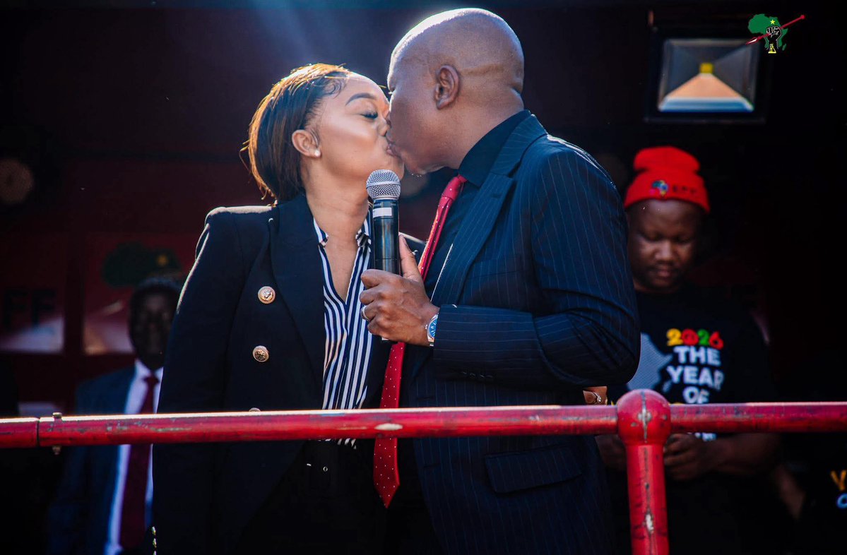 Moment Julius Malema d'Afrique du Sud embrasse sa femme après une décision de justice qui l'a condamné à 5 ans d'emprisonnement pour avoir tiré d'un fusil lors d'un rassemblement. L'homme est si imperturbable.