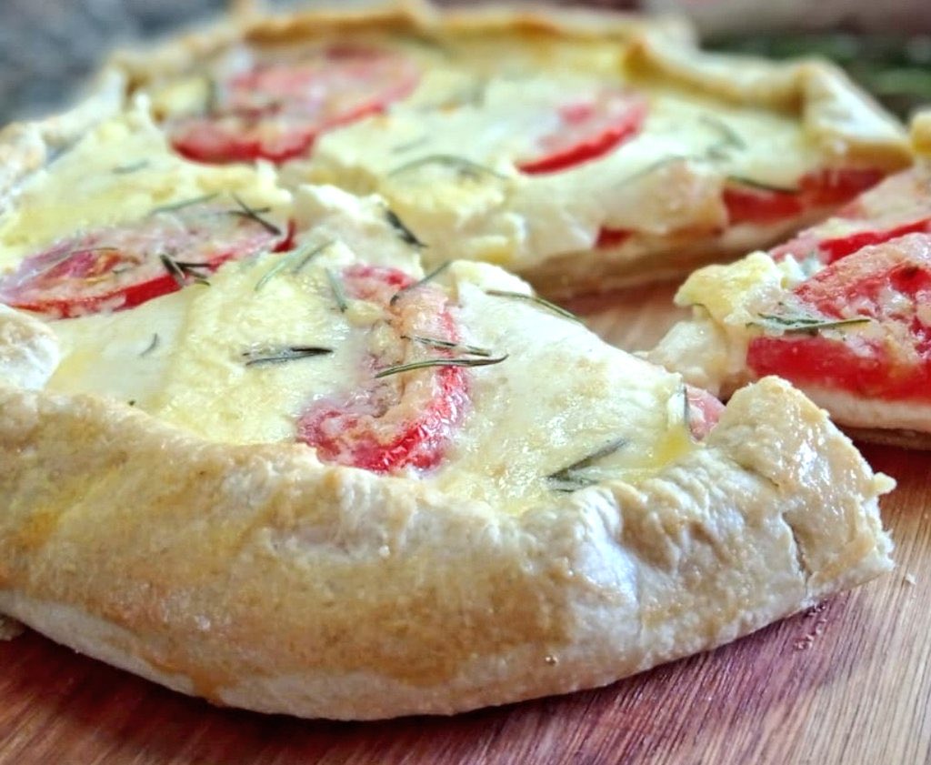 Silnari's tweet photo. Crostata de Tomate y Queso Cremoso @TregarOk .

Masa Briseé, tomates frescos, romero y mucho queso es una combinación perfecta.

Te dejo la receta en hilo---> https://t.co/JMpXN8bujS