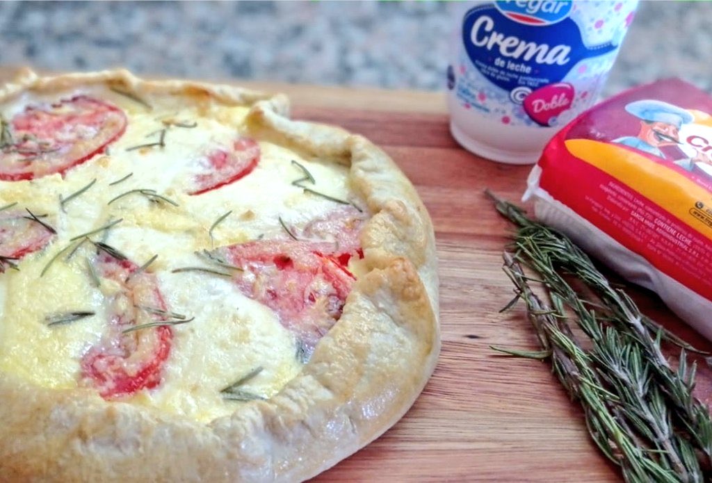 Crostata de Tomate y Queso Cremoso <a href="/TregarOk/">Tregar</a> .

Masa Briseé, tomates frescos, romero y mucho queso es una combinación perfecta.

Te dejo la receta en hilo--->