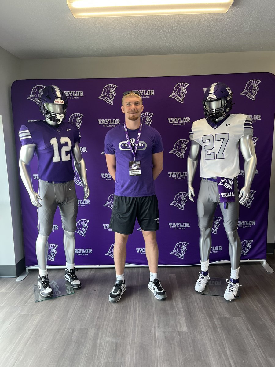 JutteBreaker's tweet photo. Thank you coach @CoachLangvardt for inviting me to check out Taylor University’s campus and football program. It was a beautiful Christian base atmosphere and I just loved seeing all the positive energy from everyone. @TrojansFBL @tayloru https://t.co/TWADLeYyby