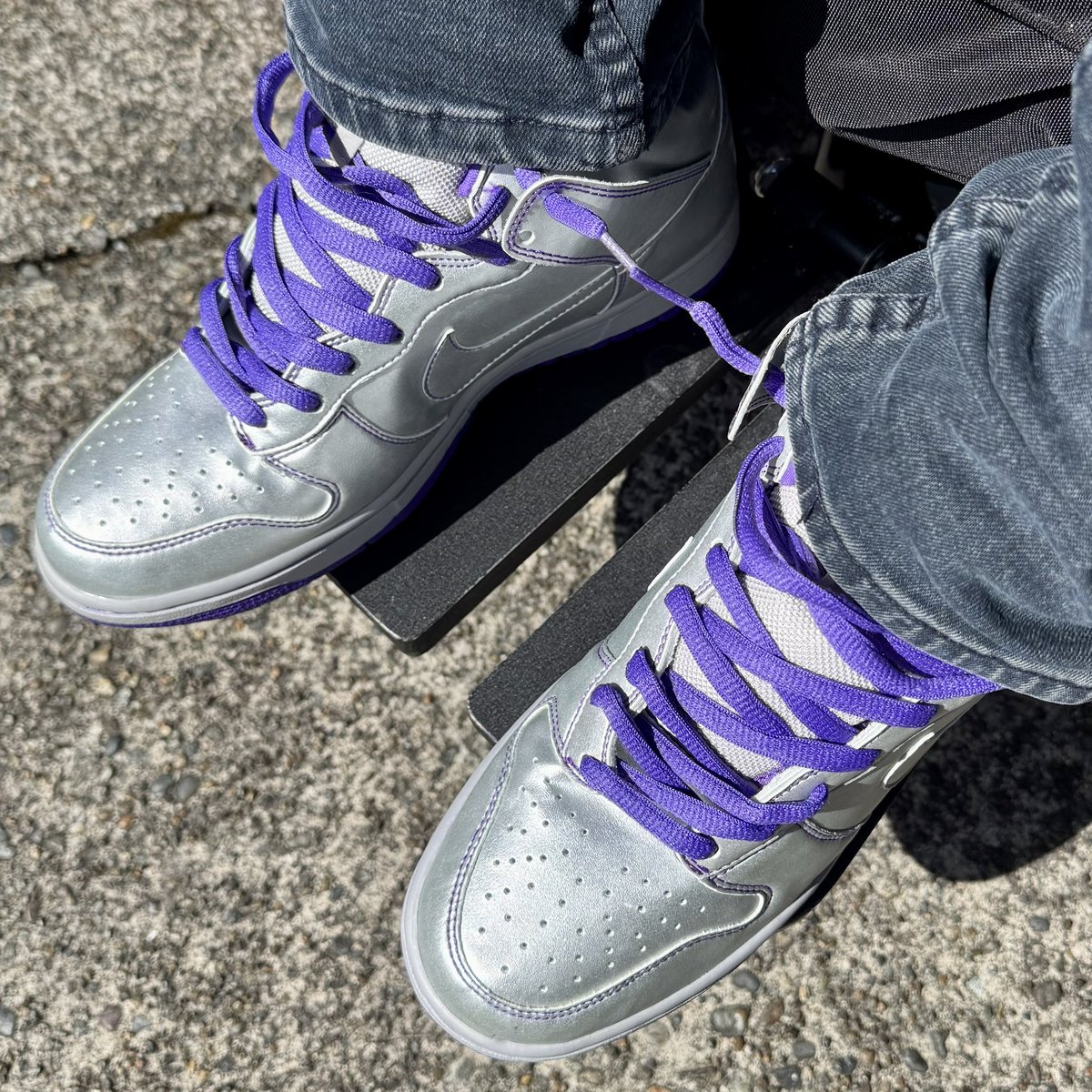 j_mobile's tweet image. 4/16. First full day as a 40 year old. 🤣
Decided to rock my 2007 Dinosaur Jr. Dunk SB Highs. The sun is out in Seattle today, and that’s really making these silver beauties pop!! #kotd #wdywt #yoursneakersaredope